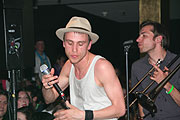 Clueso mit Band zeitgleich rechts im P1 Club (Foto: Martin Schmitz)